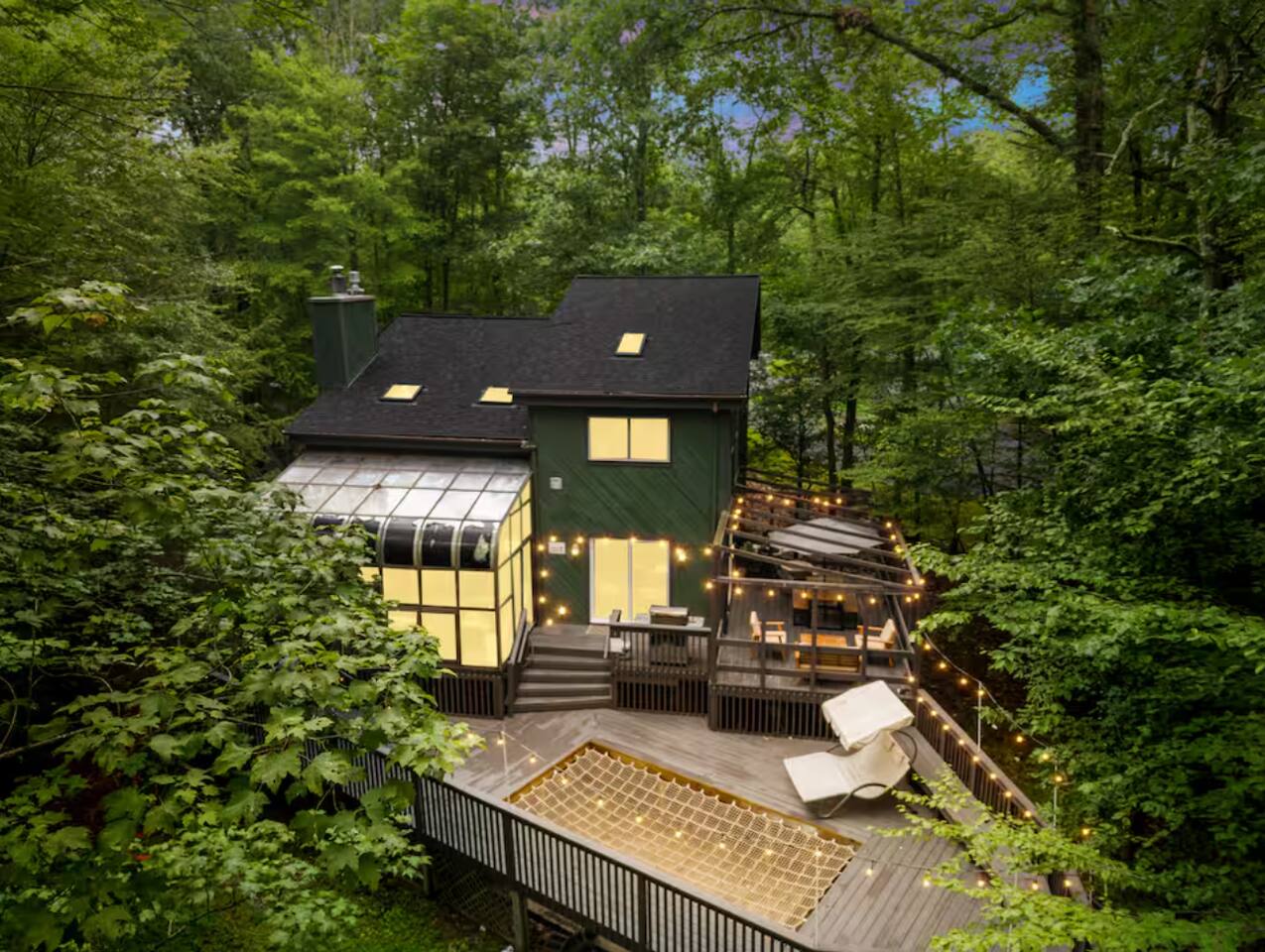 5BR Private Poconos HUGE Deck, Hot Tub, Game Room!