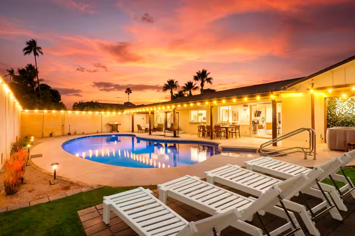 Heated Pool, Fire Pit, Games | Old Town Luxury