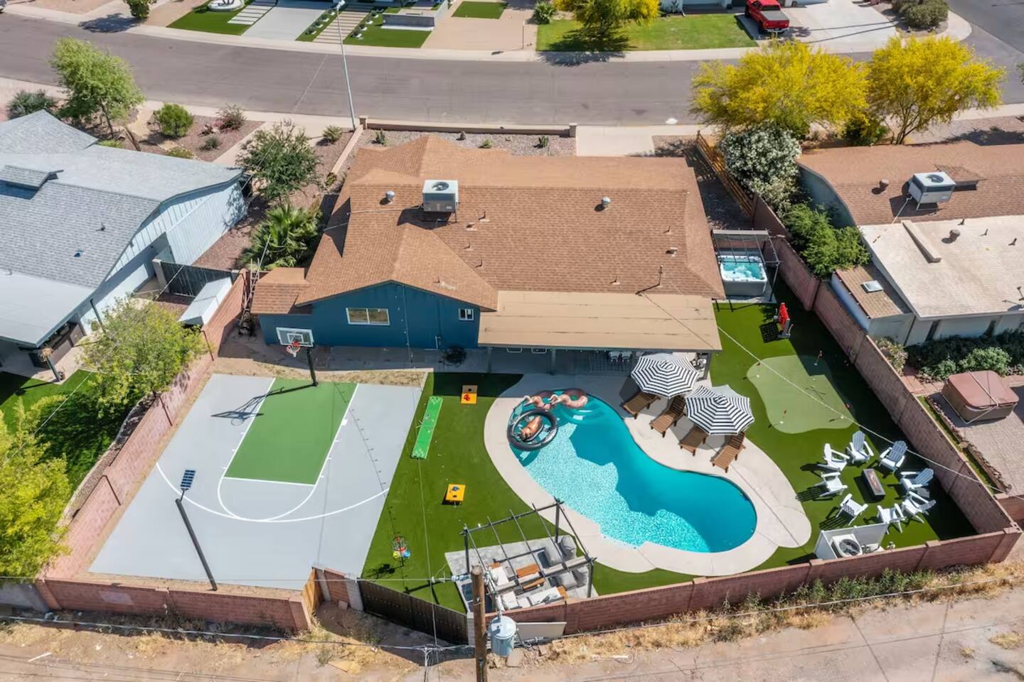 Old Town Scottsdale Saloon Heated Pool, Basketball