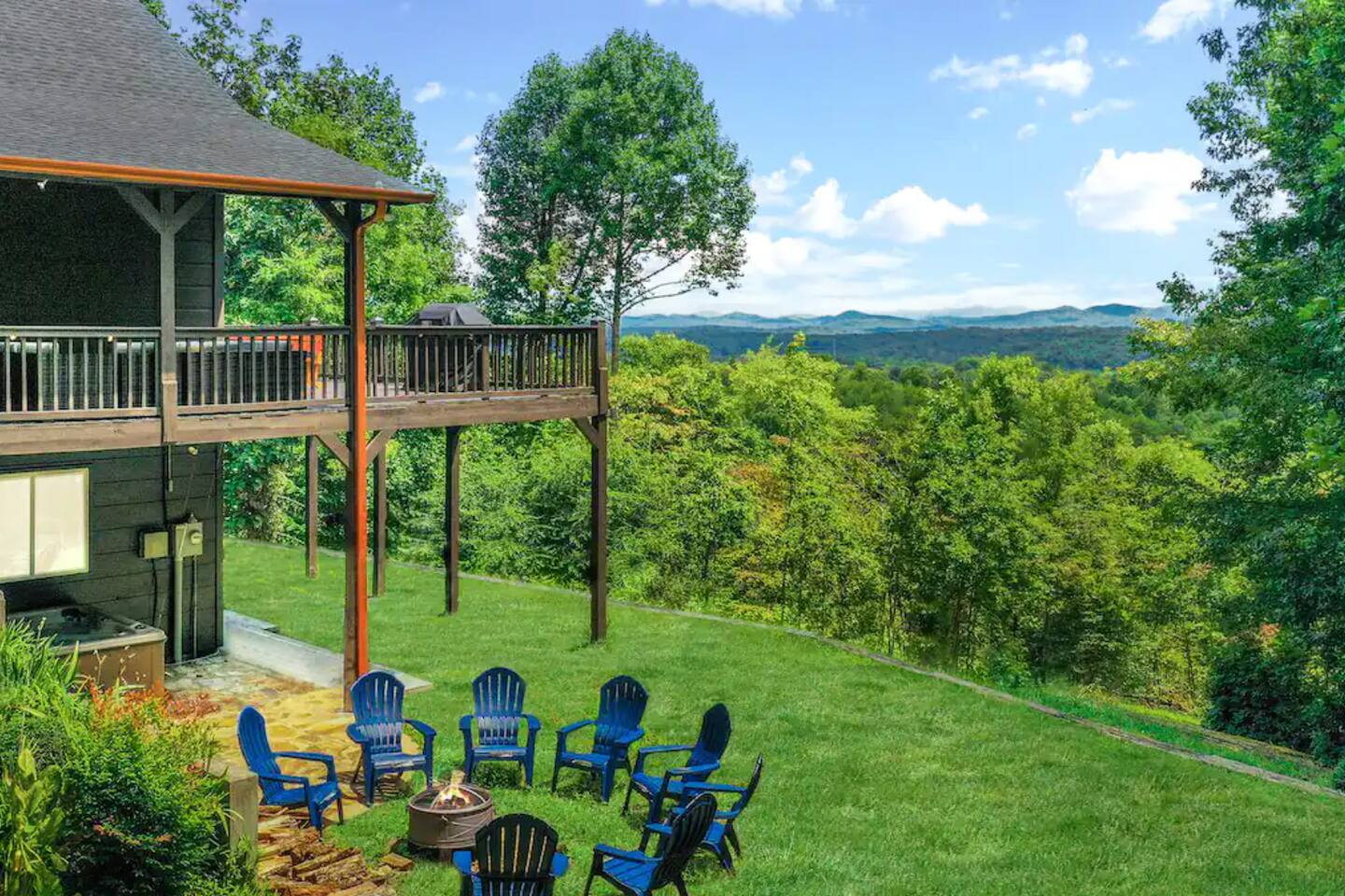 3 Min to Dwntwn! Mountain Lodge w Hot Tub, FirePit