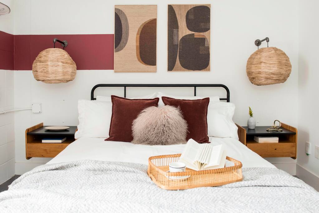 The Scarlet – Midtown Apt w/ Balcony & Skyline