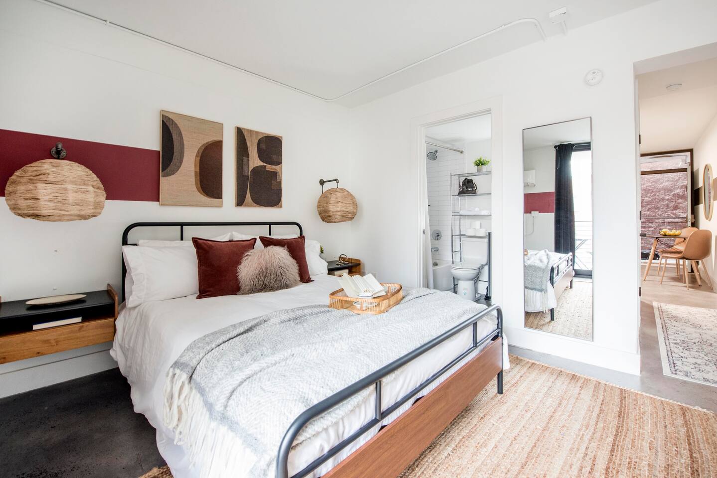 The Scarlet – Midtown Apt w/ Balcony & Skyline