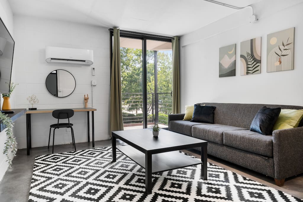 *NEW* The Franni - Workspace / Private Balcony