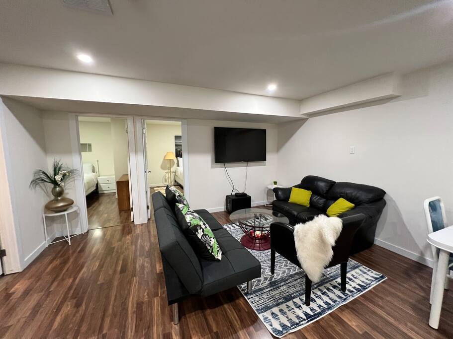 2 bed Pet Freindly bsmt suite/garage Parking