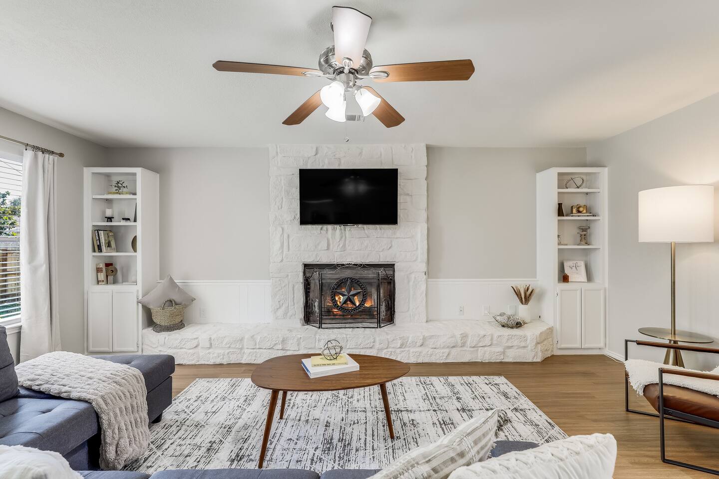 Mins from Austin! Dog friendly with EV charger!