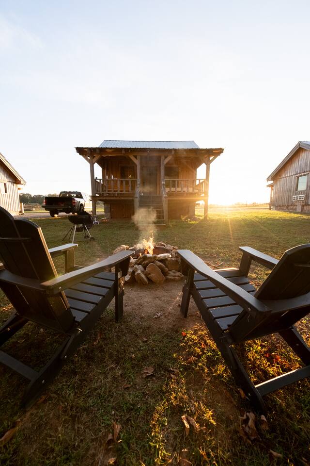 Rock Island Retreat | Cozy Tiny Cabin Stay for Two