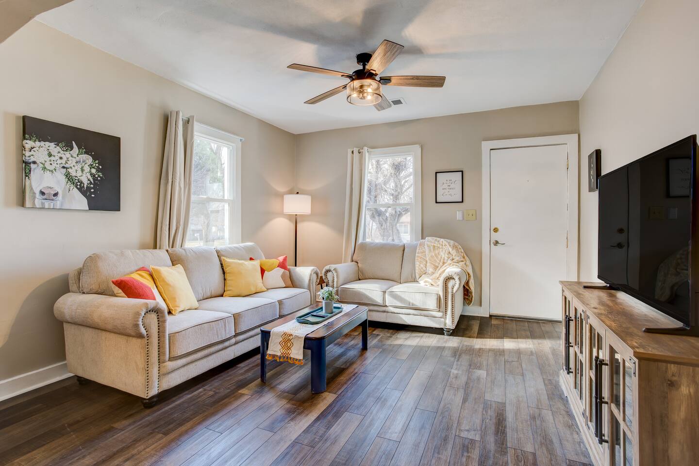 Fenced Yard W Washer and Dryer. Centrally Located. - Holiday Home