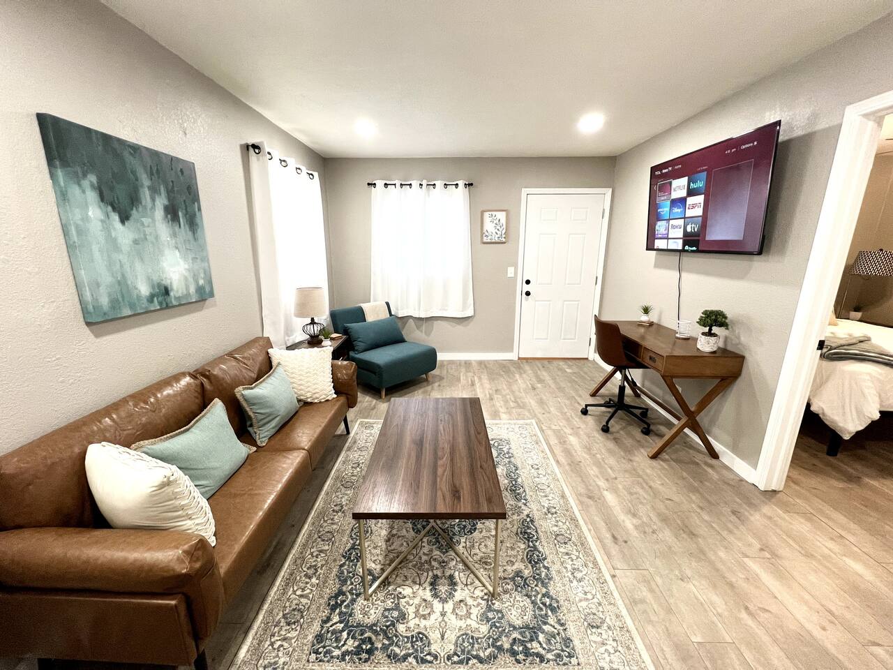 Near Wichita Airport and Downtown W Fenced Patio.