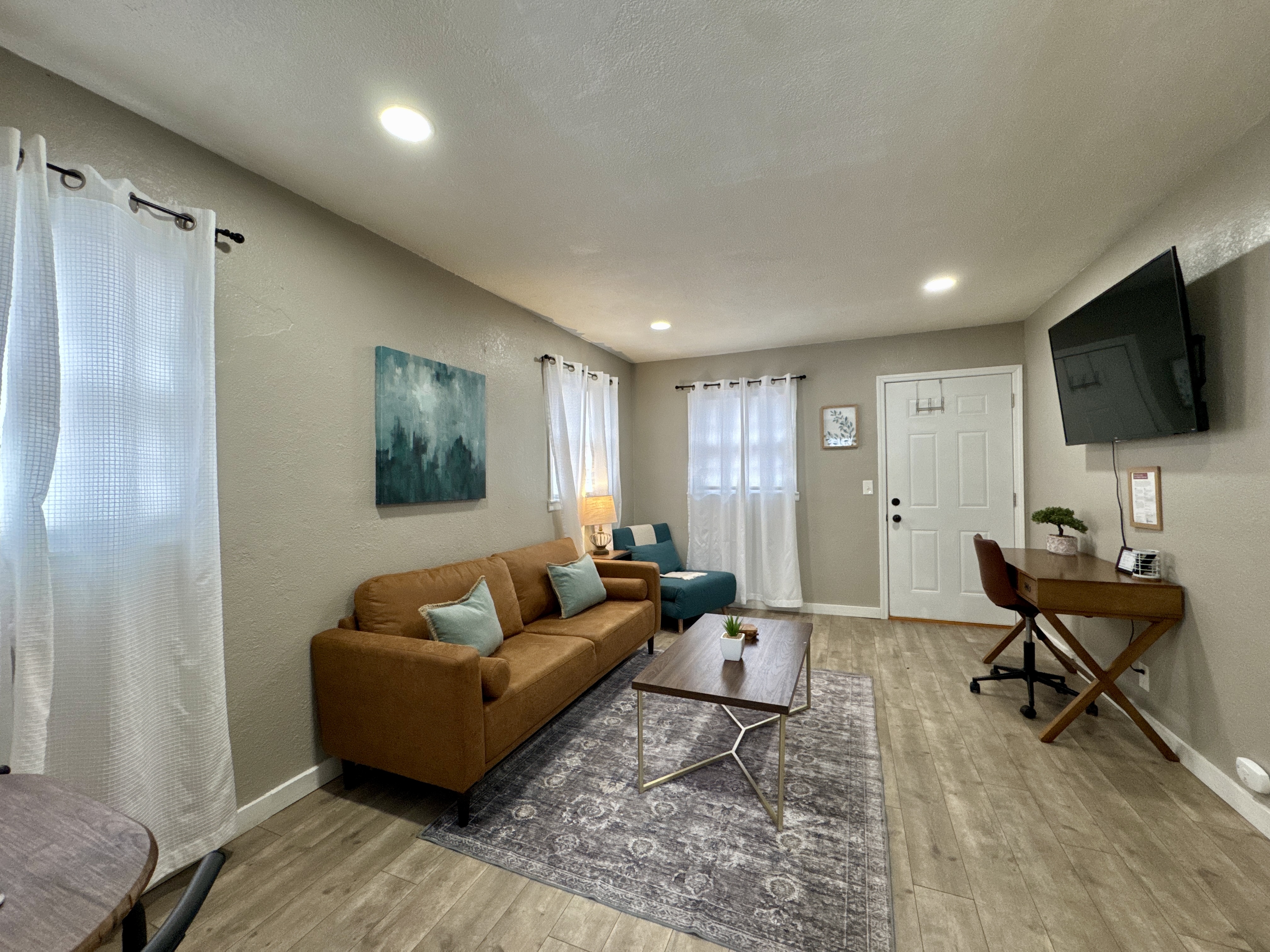 Near Wichita Airport and Downtown W Fenced Patio.