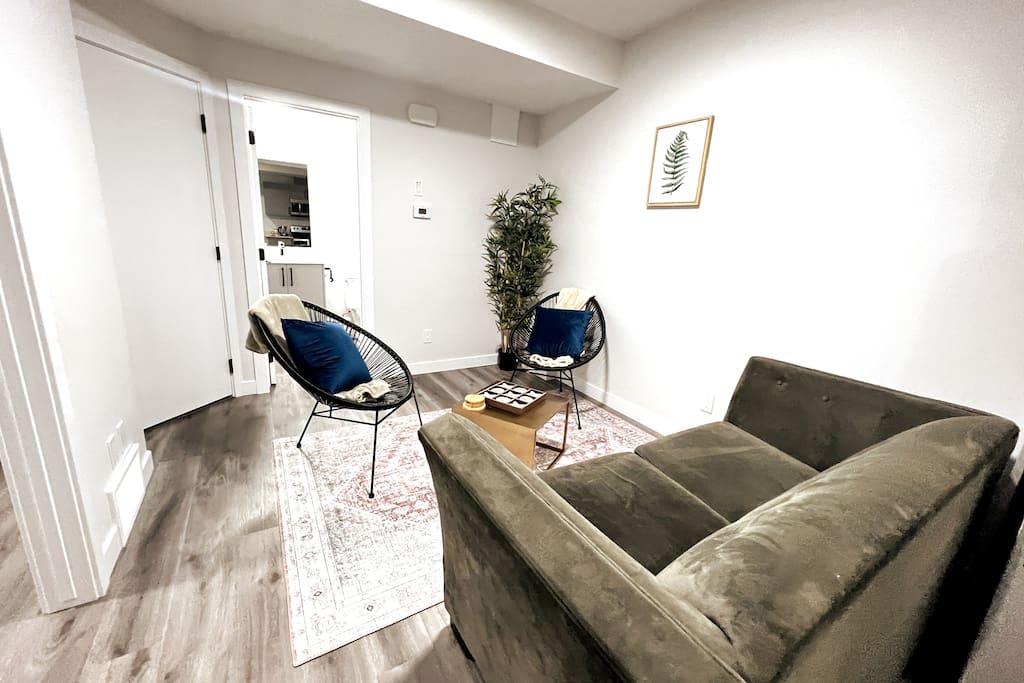Orchards: Cozy 2Bed Bsmnt suite /Modern Comfort