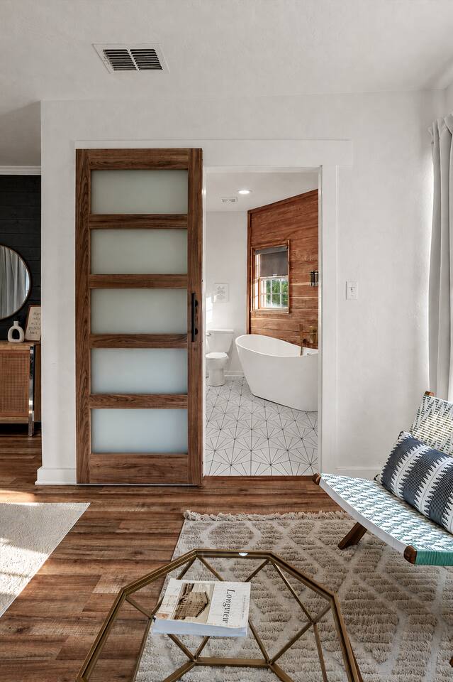 Master - Upstairs - Bathroom