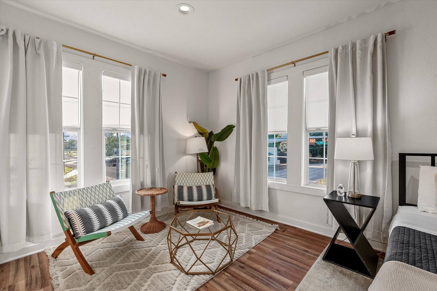 Master Bedroom - Upstairs - Sitting Area