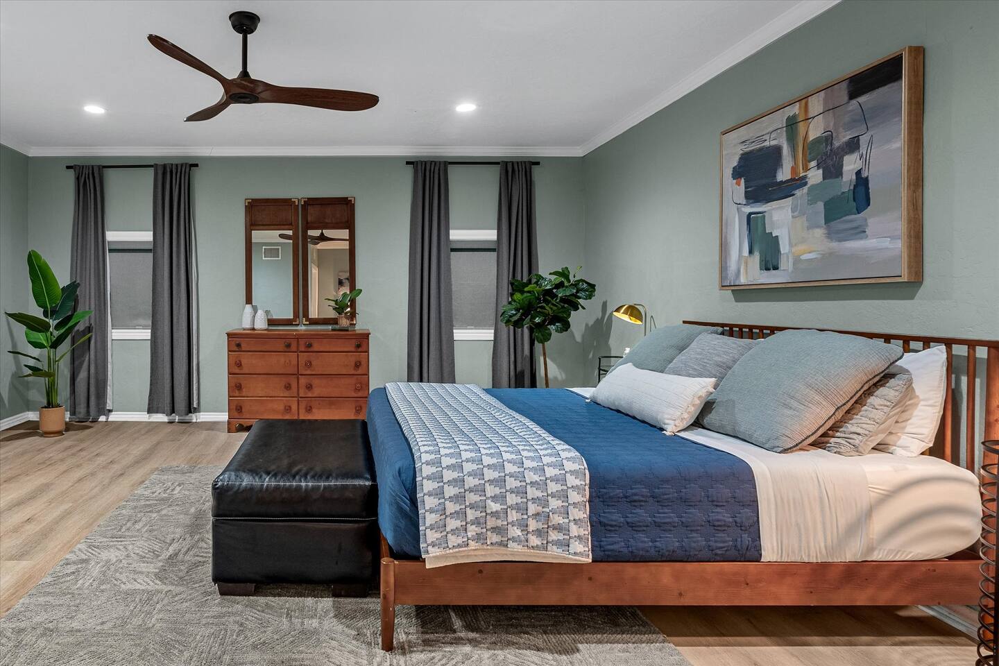 Master Bedroom - Downstairs - King Bed