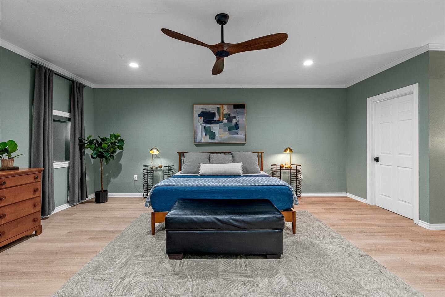 Master Bedroom - Downstairs - King Bed
