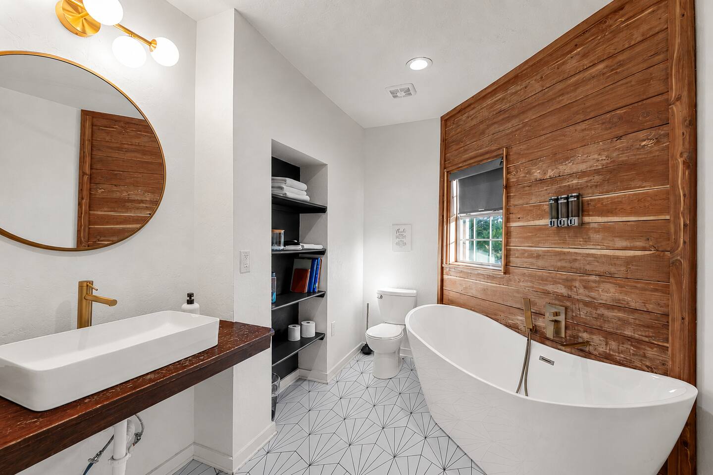 Master - Upstairs - Bathroom