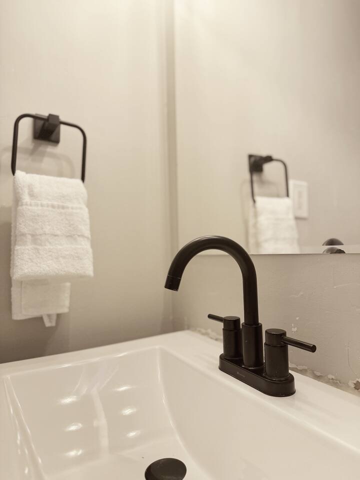 The Harrison A | QUEEN 1BD/1BA Apt near Riverfront