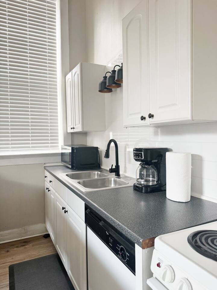 The Harrison A | QUEEN 1BD/1BA Apt near Riverfront