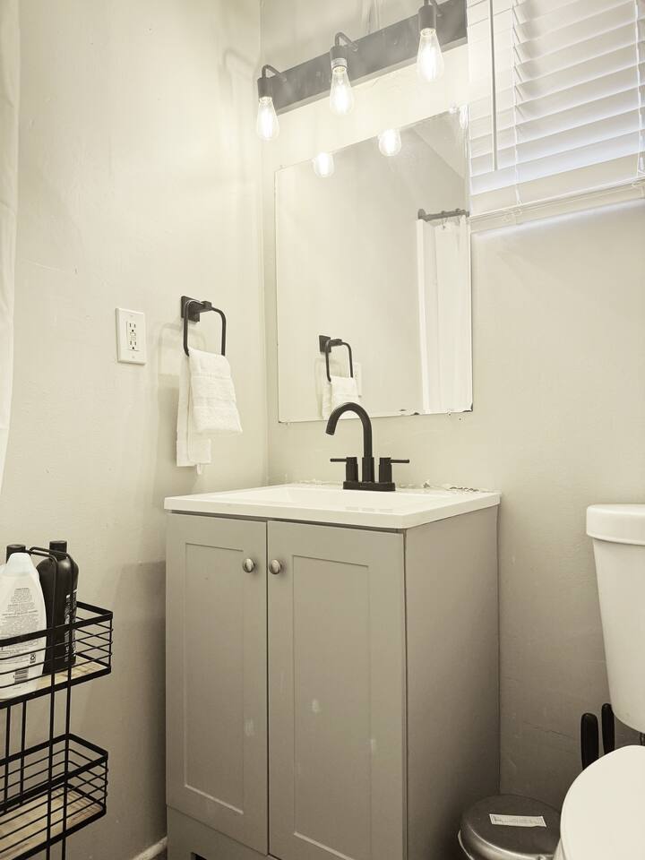 The Harrison A | QUEEN 1BD/1BA Apt near Riverfront