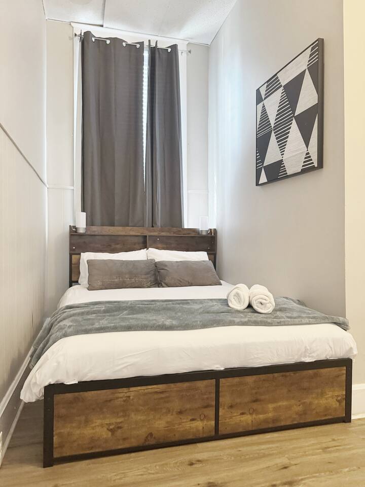 The Harrison A | QUEEN 1BD/1BA Apt near Riverfront