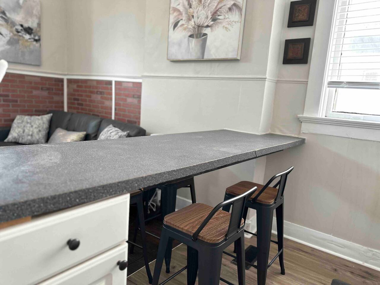 The Harrison A | QUEEN 1BD/1BA Apt near Riverfront