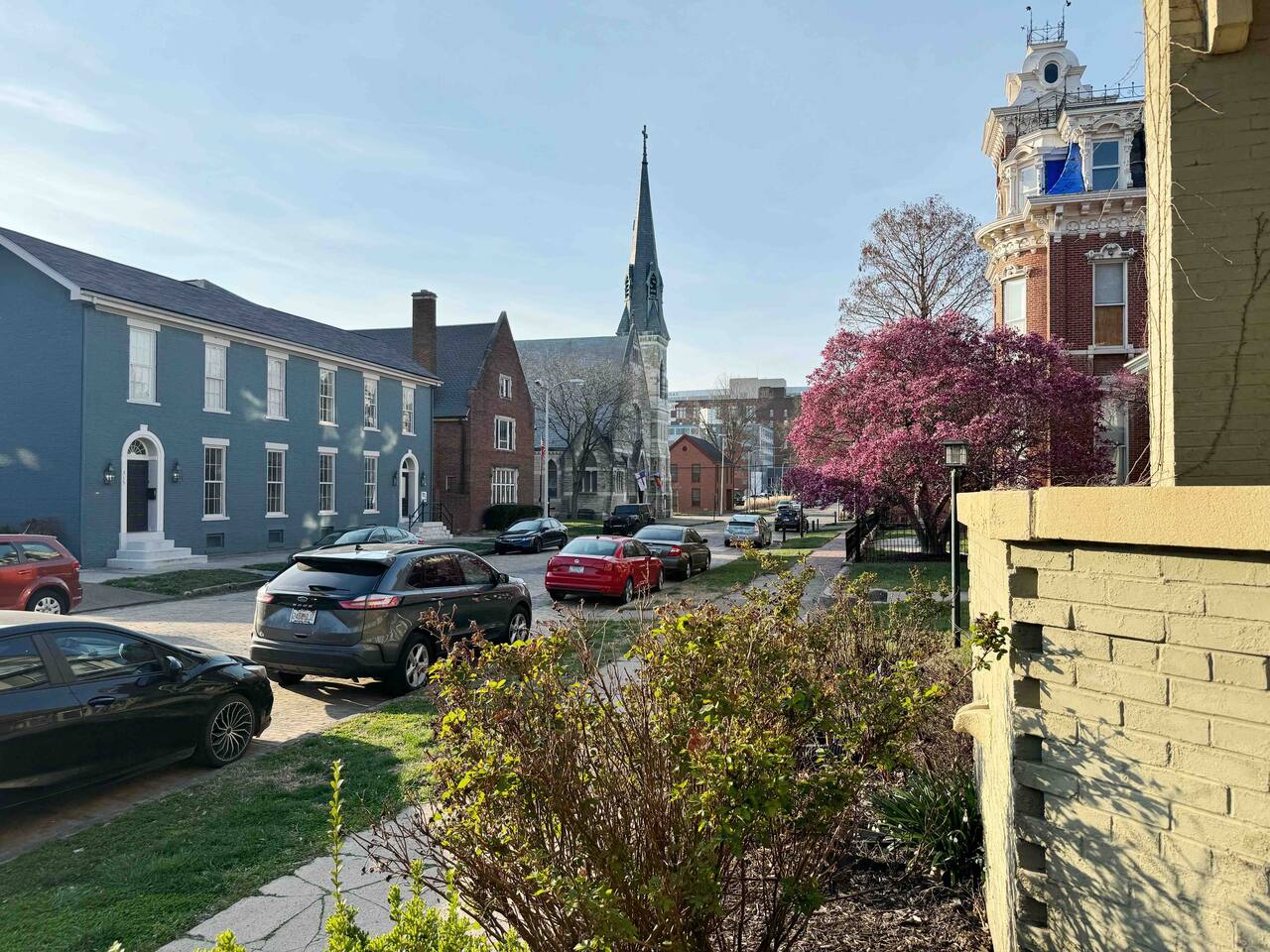 The Harrison A | QUEEN 1BD/1BA Apt near Riverfront