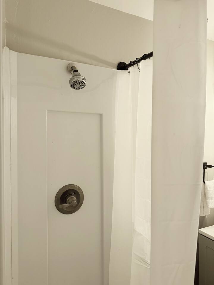 The Harrison A | QUEEN 1BD/1BA Apt near Riverfront