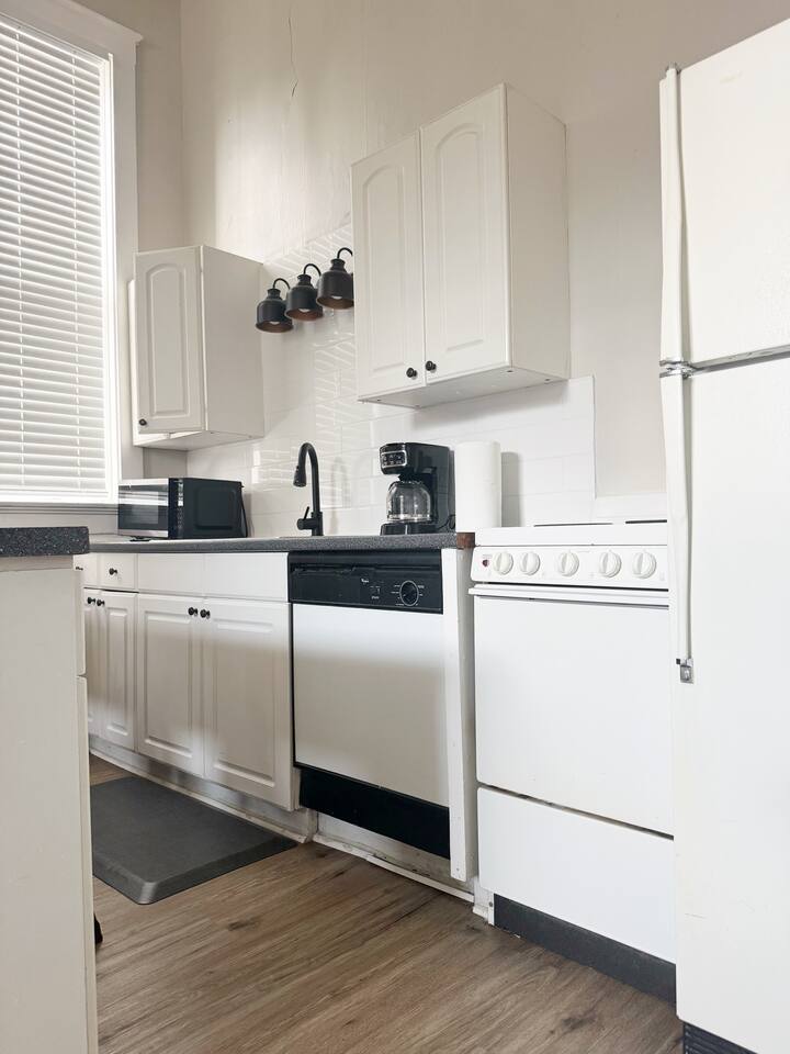 The Harrison A | QUEEN 1BD/1BA Apt near Riverfront