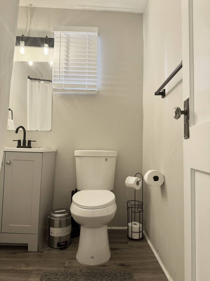 The Harrison A | QUEEN 1BD/1BA Apt near Riverfront