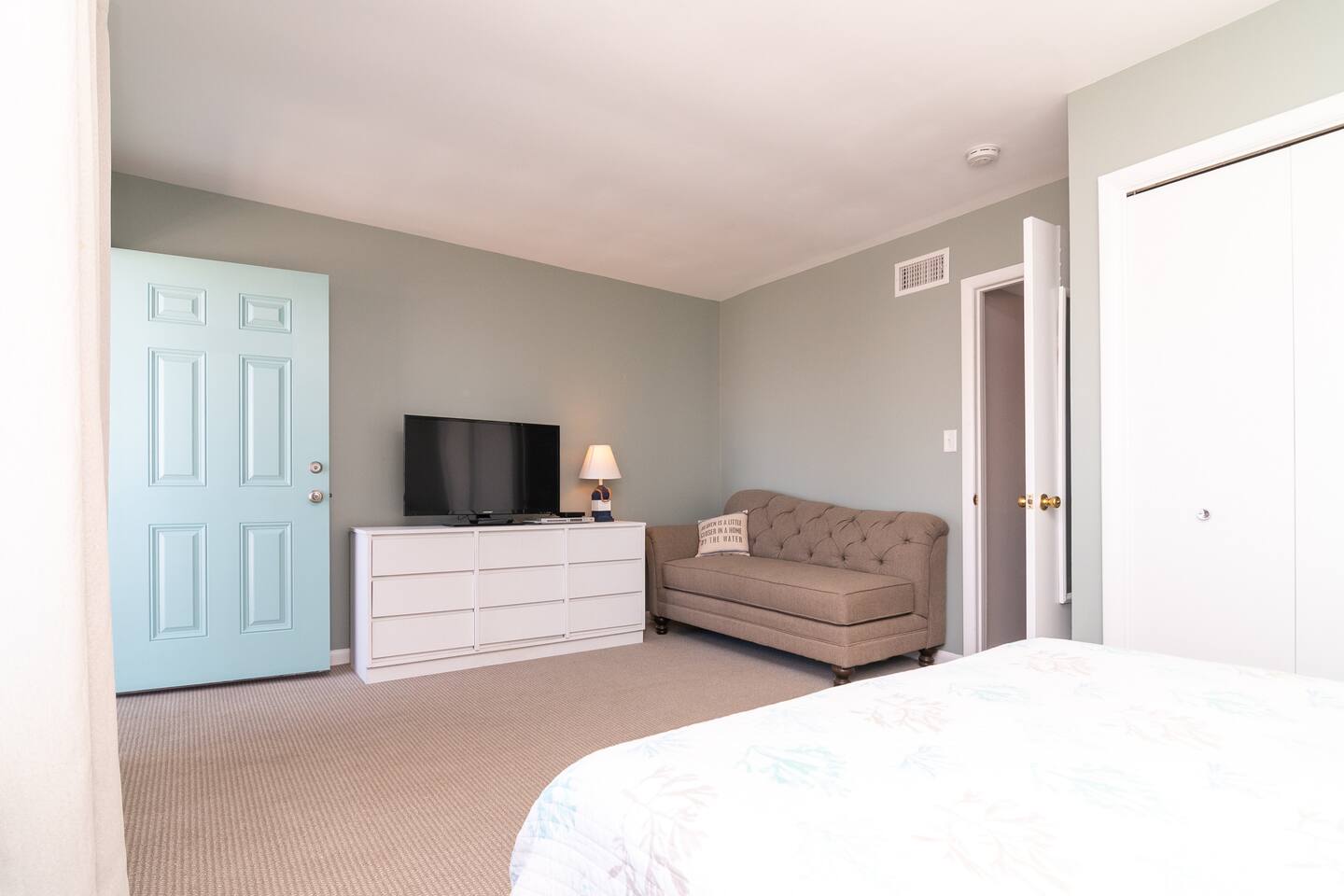 *Walk to the Beach* Ocean Block Condo - Pool photo 17