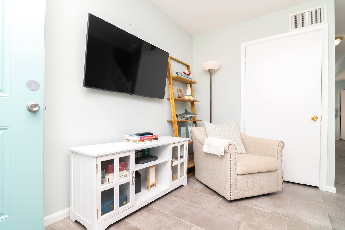 *Walk to the Beach* Ocean Block Condo - Pool photo 15