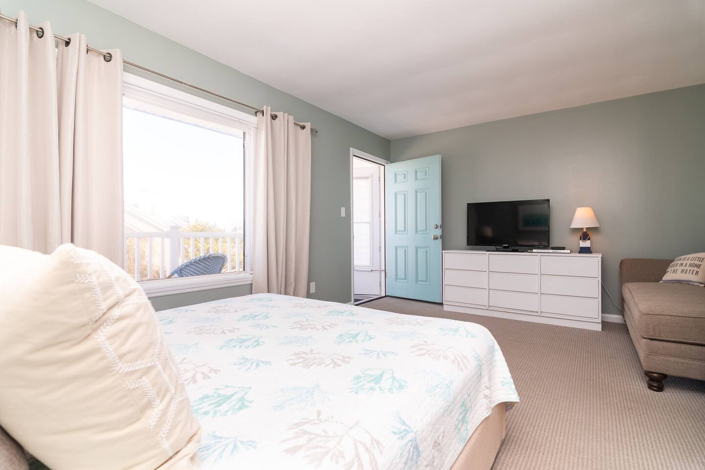 *Walk to the Beach* Ocean Block Condo - Pool photo 6