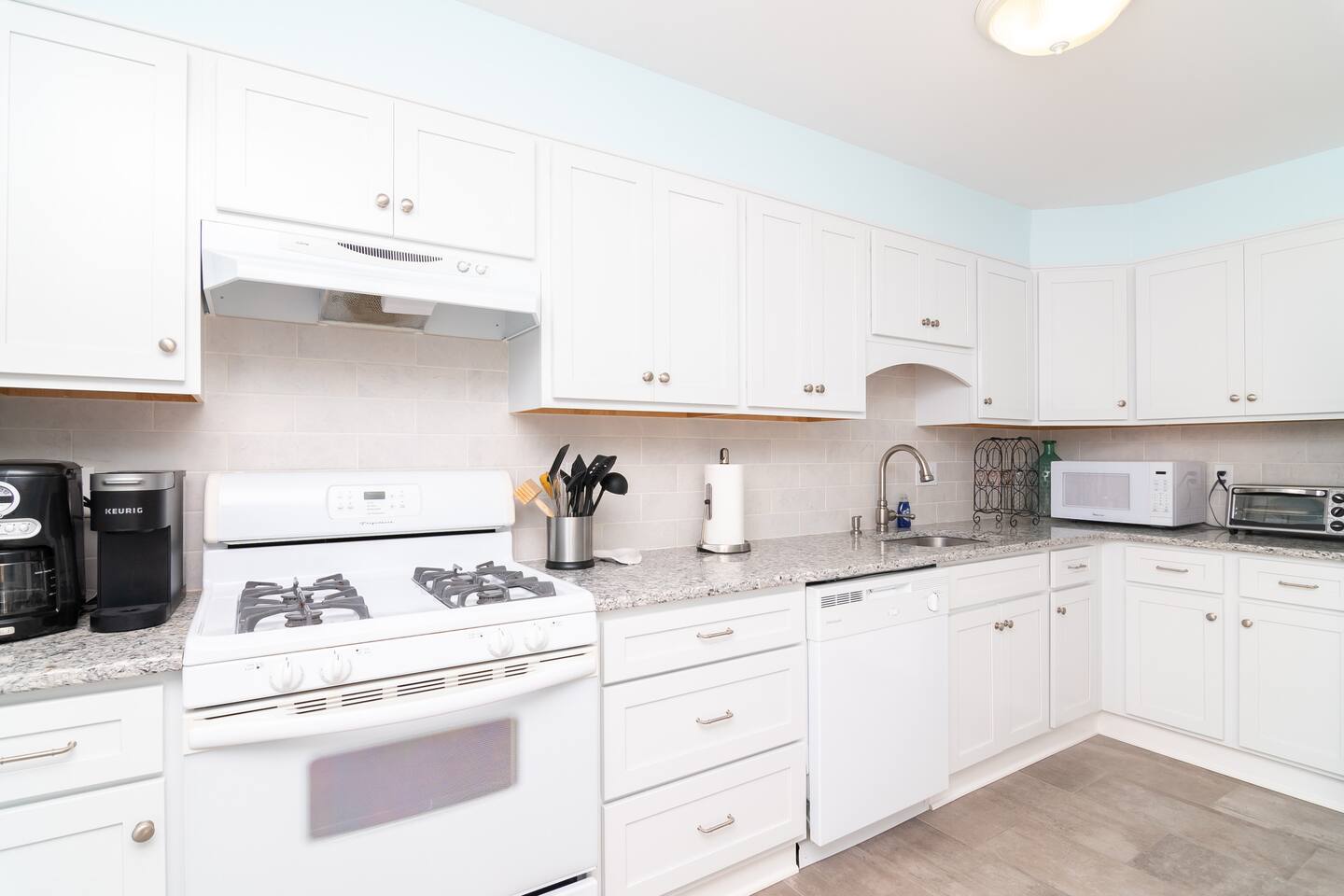 *Walk to the Beach* Ocean Block Condo - Pool photo 12
