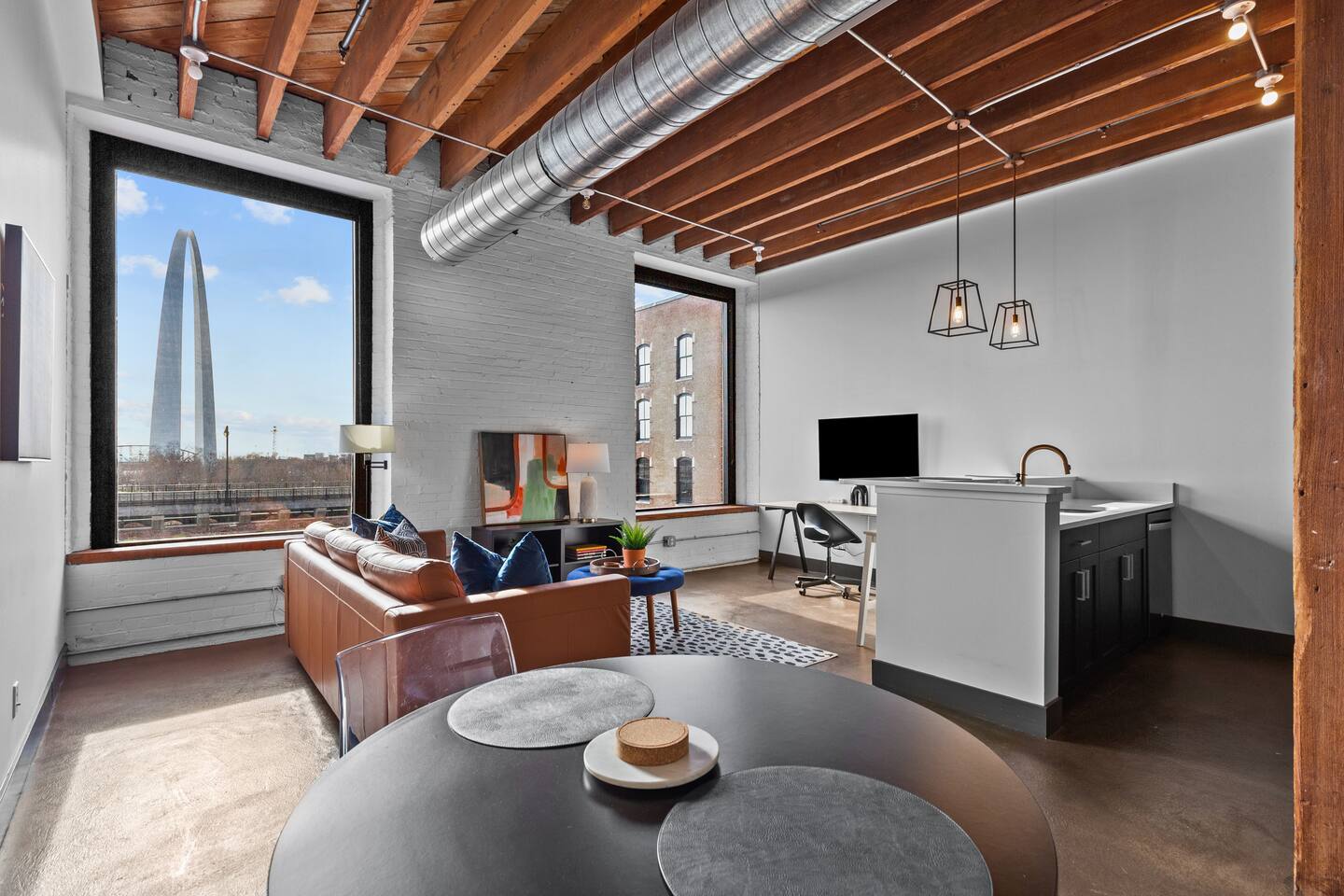 Brick & Bed - Stunning Arch View for the Holidays!