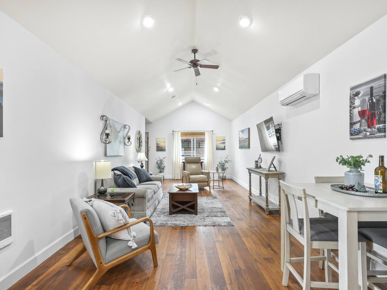 Country Cottage In OC • Vineyard View!