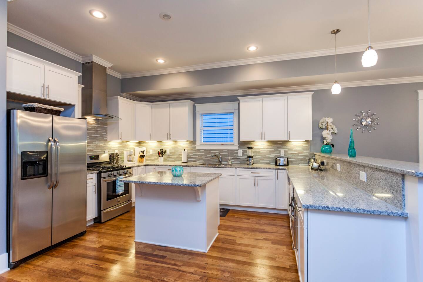 **Beautiful New 6 Bedroom Home with Roof Deck and Skyline View**