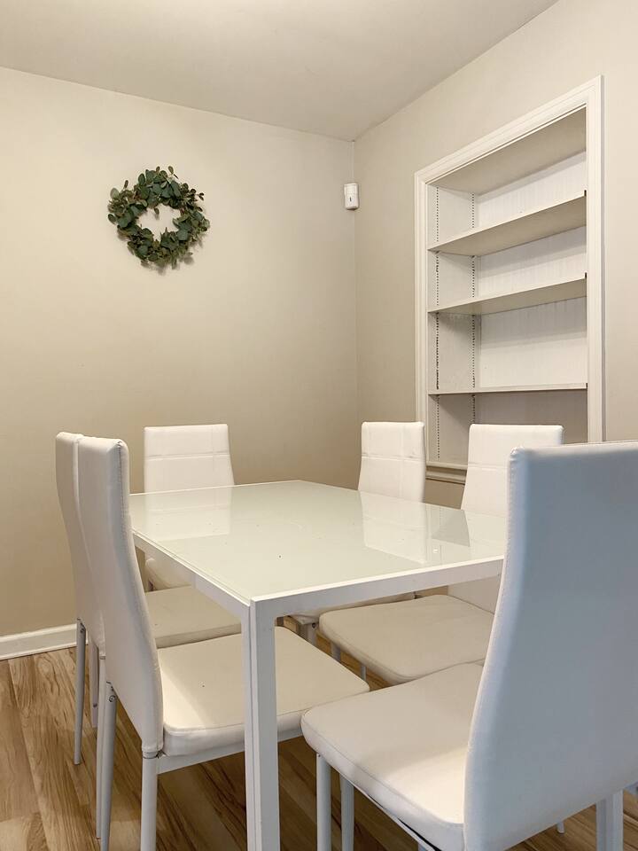 Southeast Suite / 1BD/1BA Apt near UE