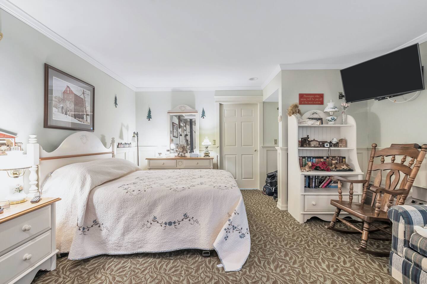 Quiet Getaway with Queen Bed & Wi-Fi