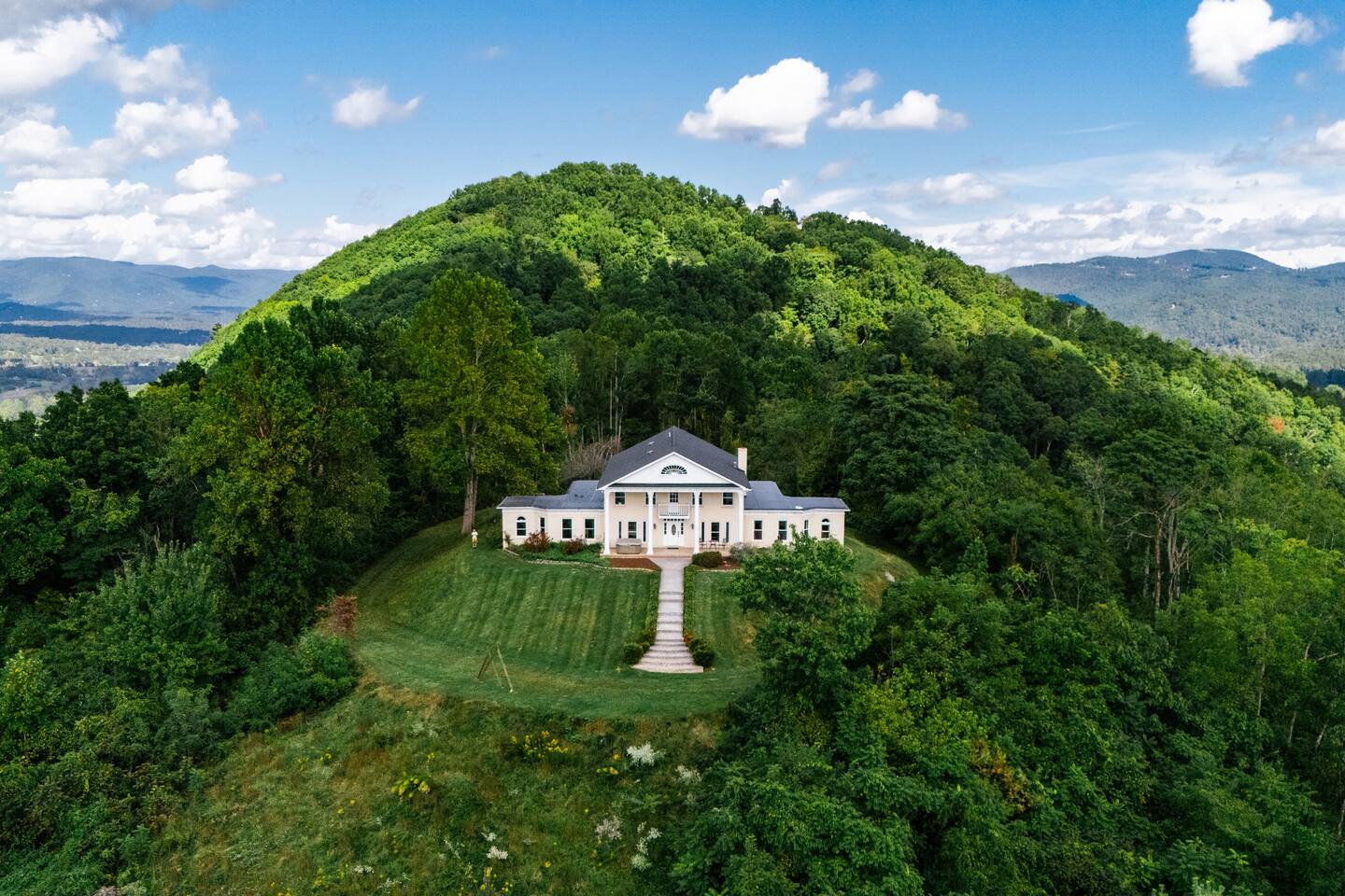Mountain Top Mansion + Pet Friendly + Sleeps 24 + Asheville + Blue Ridge Parkway