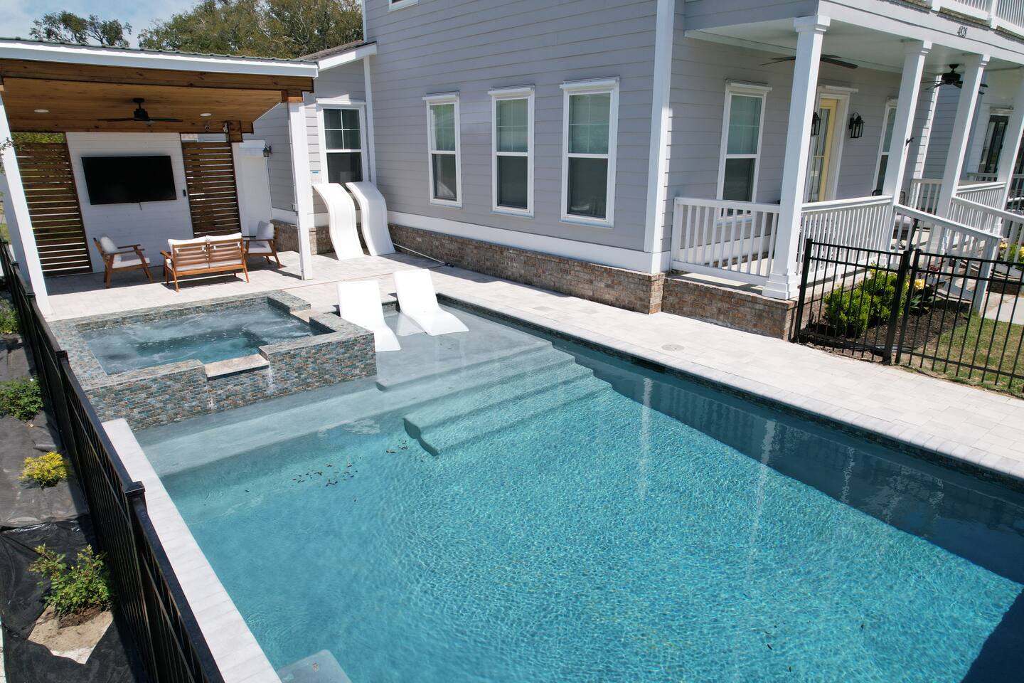 Walk to Beach with Heated Pool Spa views & oak trees