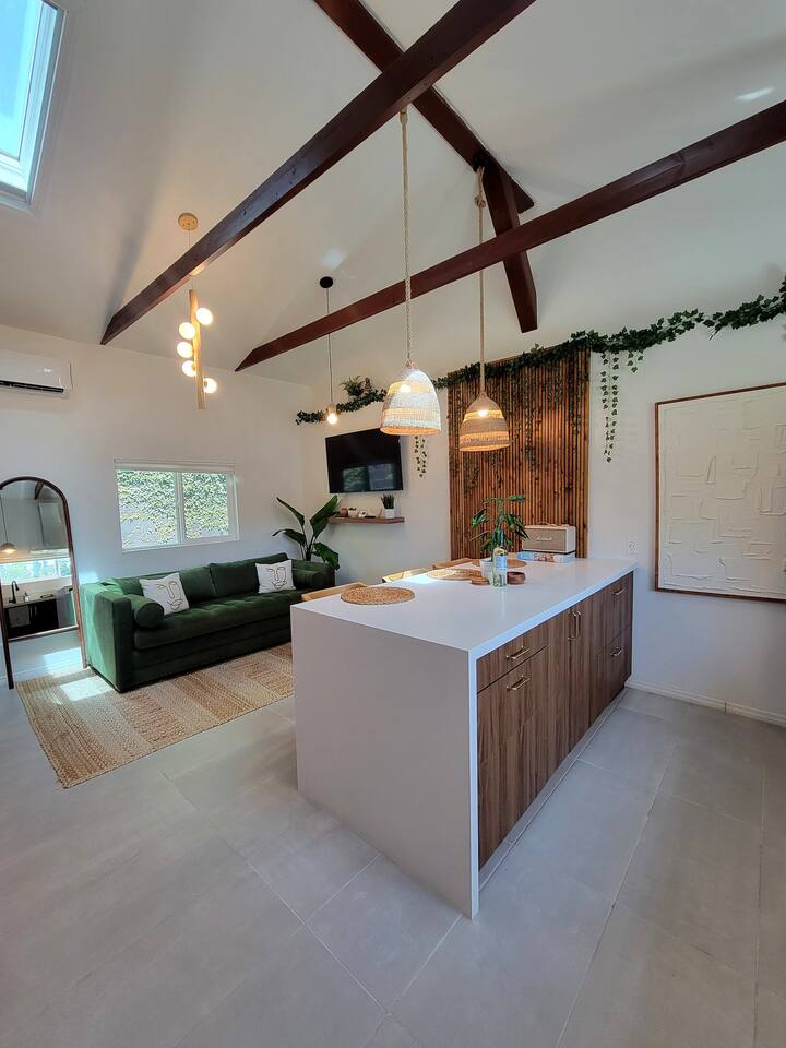 Stylish Bungalow with private gate & parking