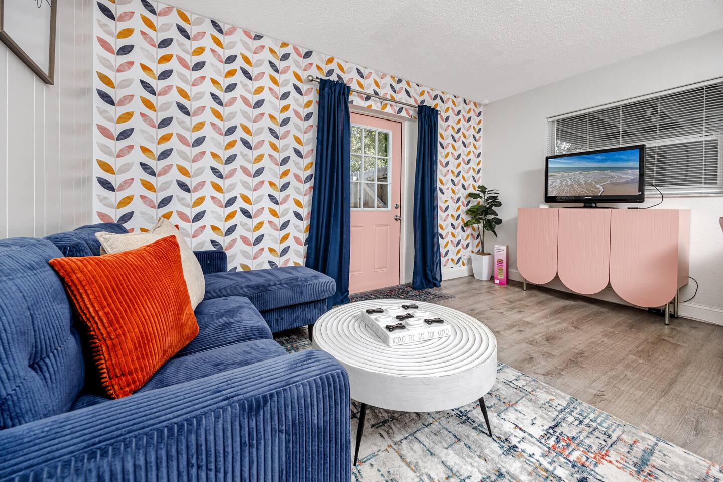 Modern Escape – 8 Mins to Beach | King Bed | Private Fenced Yard | Free Parking