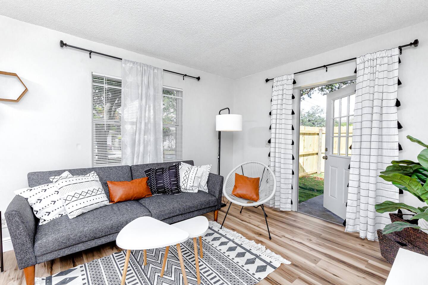 Modern Retreat – 8 Mins to Beach | Queen Bed | Free Parking