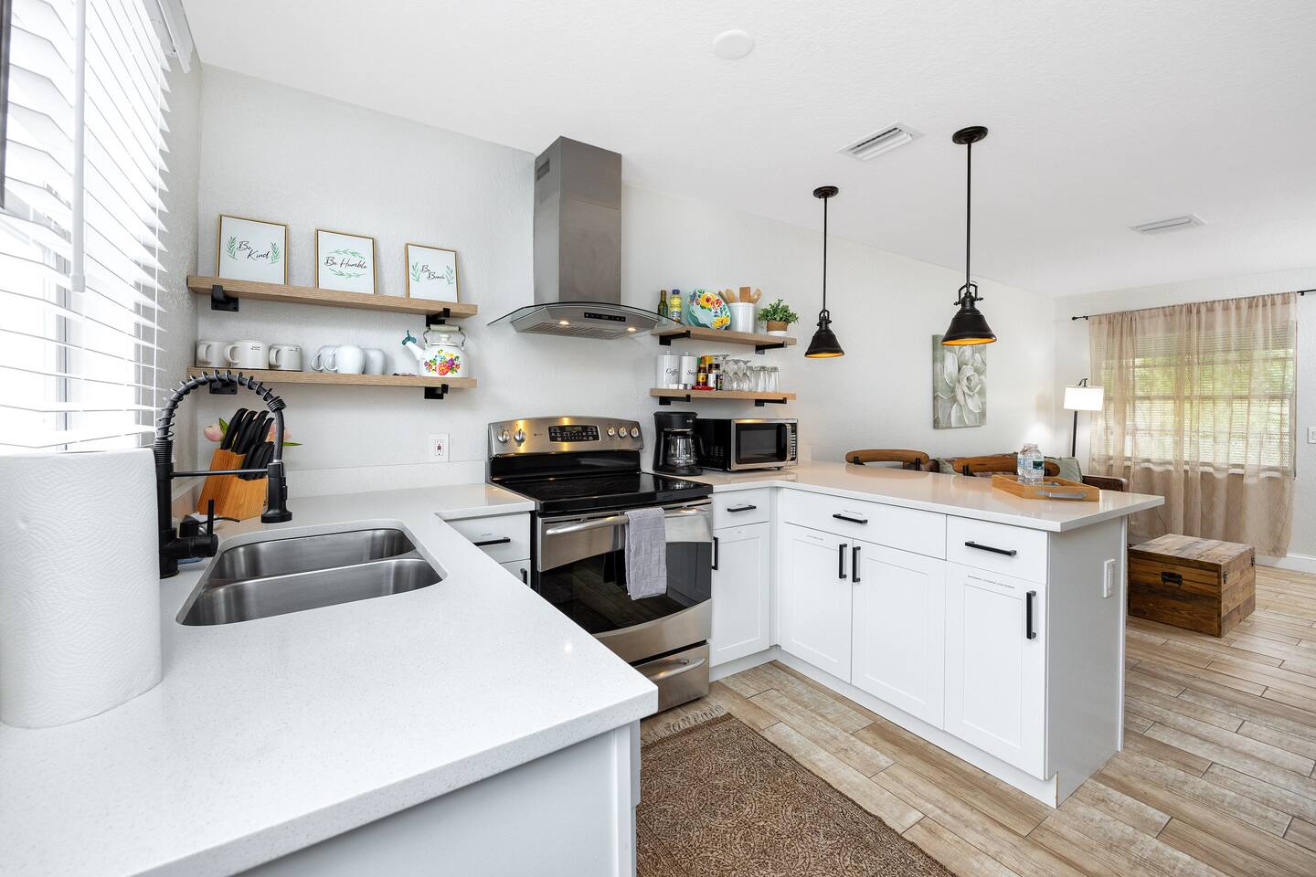 1 Block to Downtown - 7 min to beach - King bed & Free parking