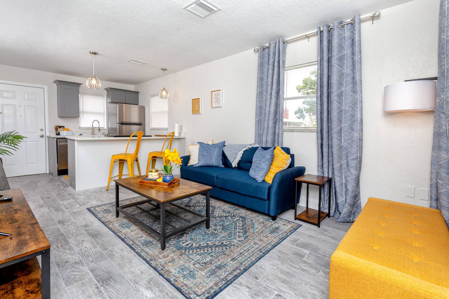 Walk to dwnt/7min to beach/king bed/free parking