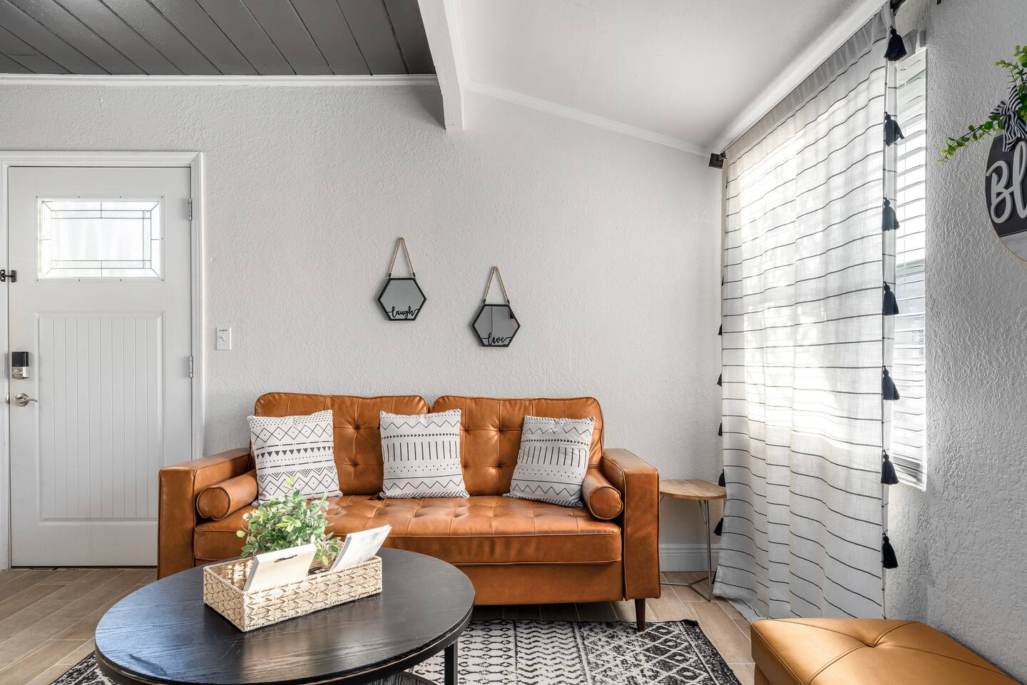 MODERN - Mins to Beach - Walk to Downtown - Free parking