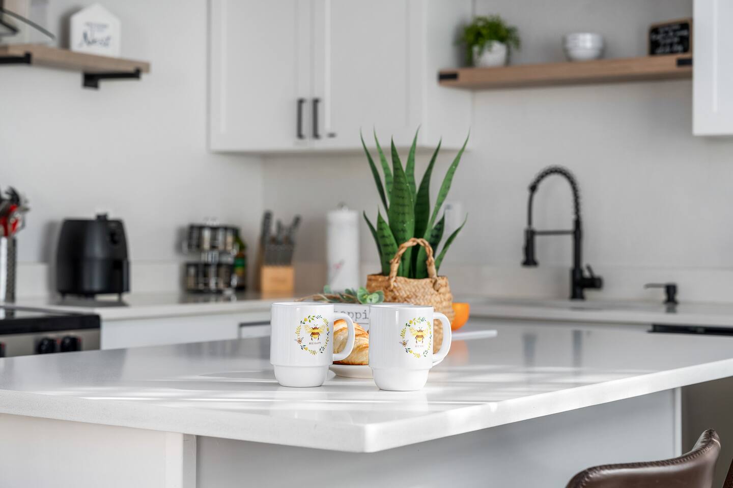 Luxury Home & Mins to beach/Walk to Downtown