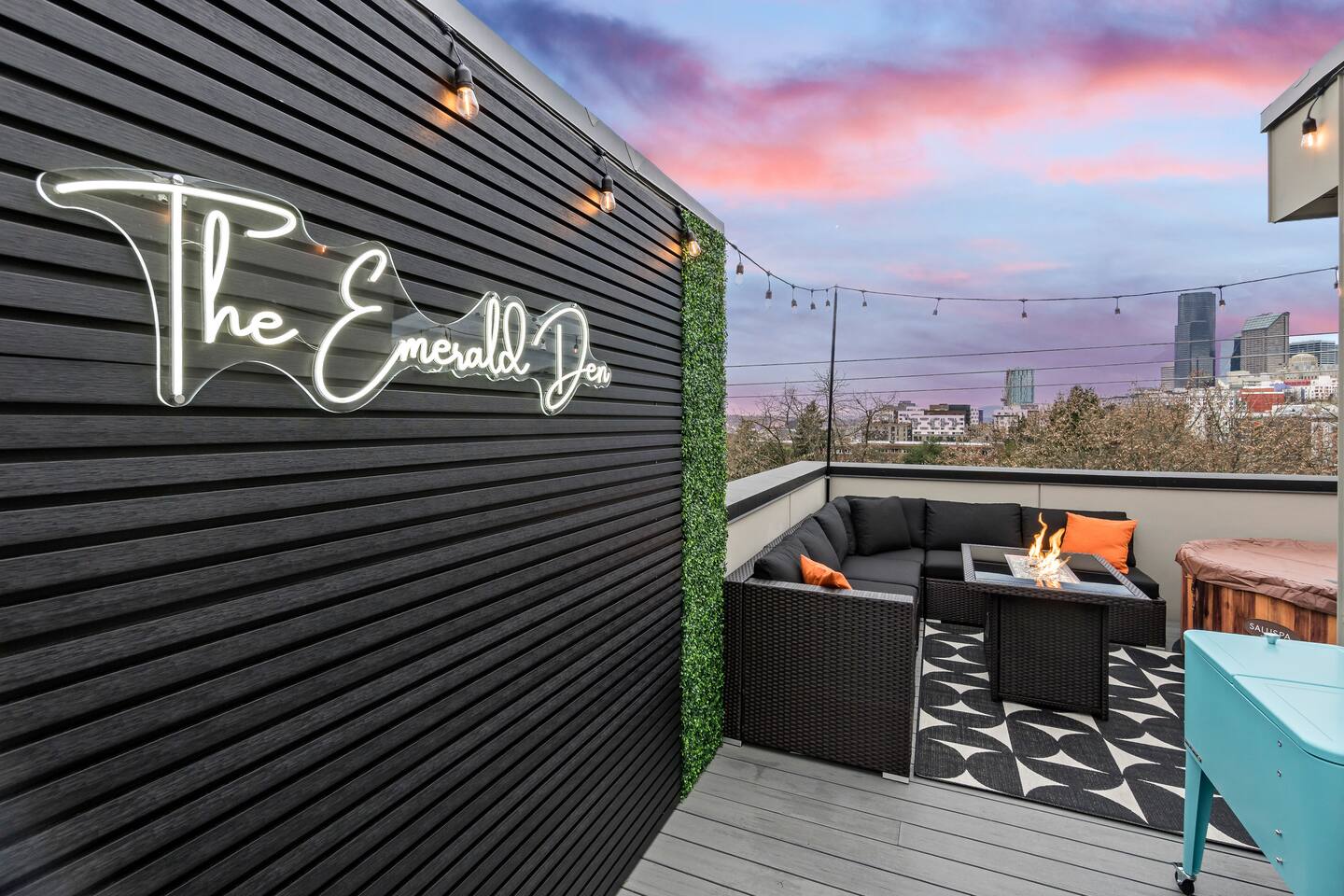 Urban Seattle Retreat~Rooftop Deck~Hottub~BBQ