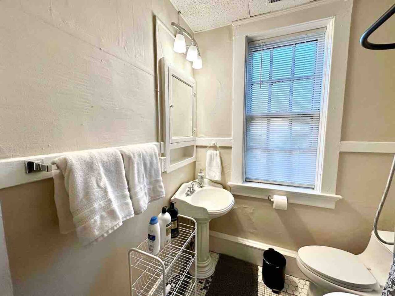 The Harrison G | KING 1BD/1BA Apt near Riverfront