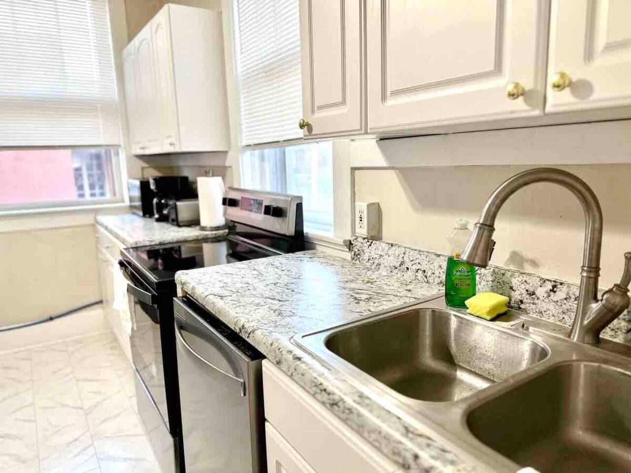 The Harrison G | KING 1BD/1BA Apt near Riverfront photo 5