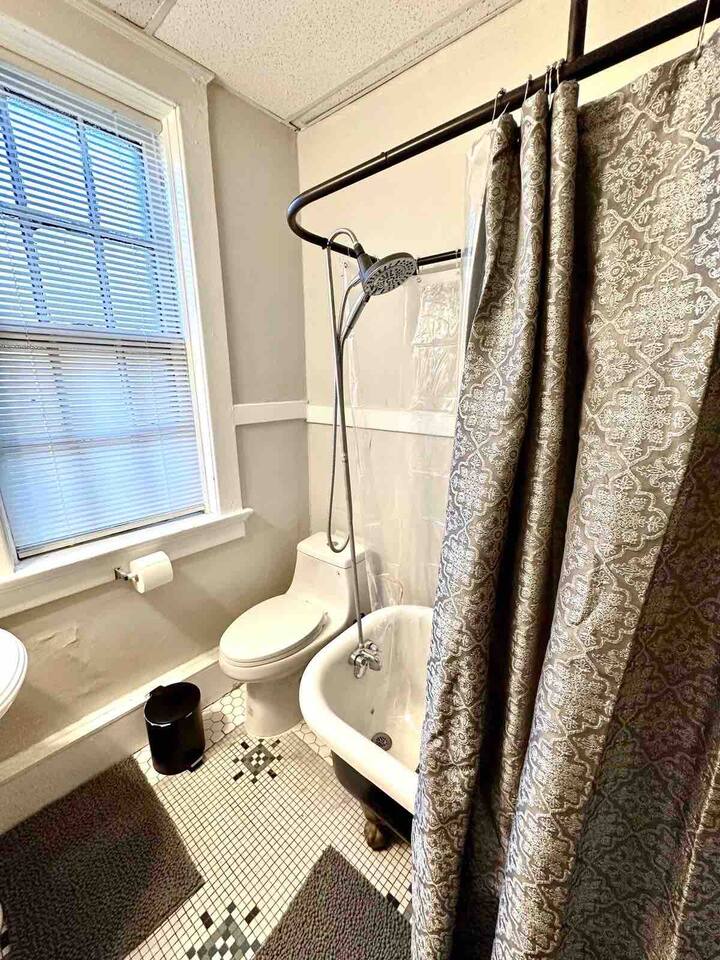 The Harrison G | KING 1BD/1BA Apt near Riverfront